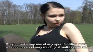 Deux Tchèques pour baises extérieures vs argent