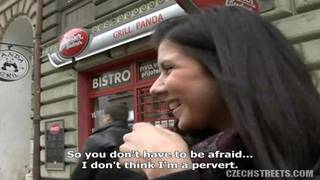 Brune chaude va parler avec un homme et le suce