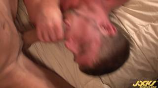 Scène de groupe avec trois hommes bien motivés