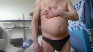 Voici un homme mature qui va se montrer