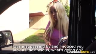Cette belle blonde baise en voiture !