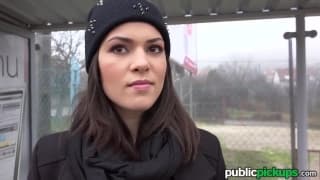 Cette jeune se fait payer pour baiser