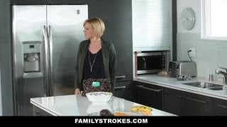 Il baise sa belle fille sans vergogne