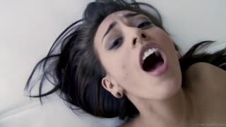 Cet homme va lui faire un cunnilingus magistral