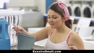 Brune baisee à la laverie automatique