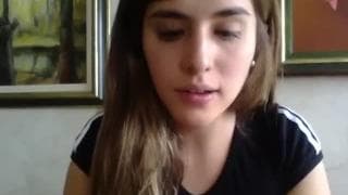 Une belle coquine s'amuse avec un petit dildo