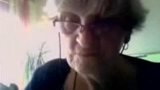 Vieille cochonne bien chaude devant son pc