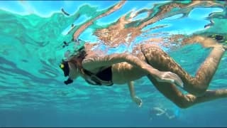 Katya Clover se baigne topless à la mer !!!