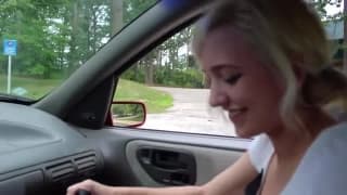 Cette jeune blonde se fait amener a l'ecole