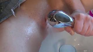 Elle s'excite avec de l'eau et une banane