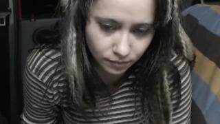 Elle s'enfonce un gode pour commencer