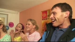 Lors d'une party, elle baise deux types