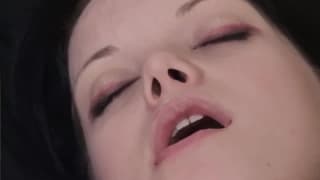 Encore toute jeune, elle sort tous ses jouets