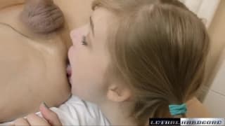 Une jeunette lèche le cul de son coach sportif