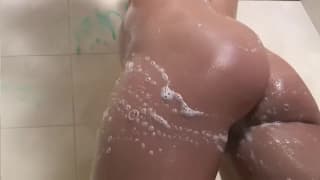 Une sublime teen se masturbe sous la douche