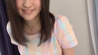 Une teen asiatique qui vous montre tout