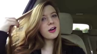 Jeune femme s'exhibe dans une cabine d'essayage