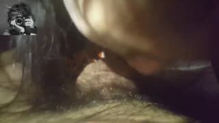 Massage de bite pas les pieds de cette brune