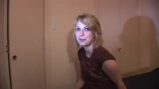 Une magnifique blonde se caresse dans son lit