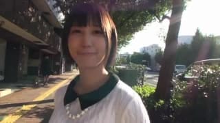 Elle frotte son petit minou sur une bite