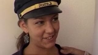 Axelle la factrice stagiaire sodomisée