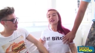 Une petite jeune se fait plaisir avec eux