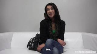 Casting pour cette jolie petite brune