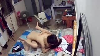 Voyeur, un couple asiatique entrain de baiser