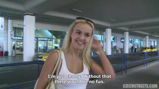 Salope baisée en extérieur à la campagne