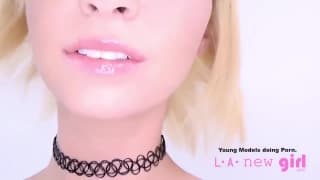 Blonde en débardeur jaune va sucer un mec