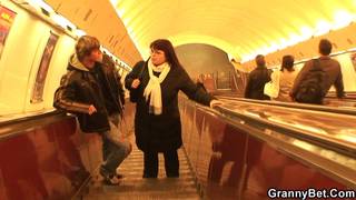 Une mature se fait rattraper dans le métro