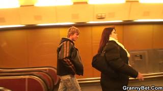 Un jeunot en manque se dégote une BBW mature