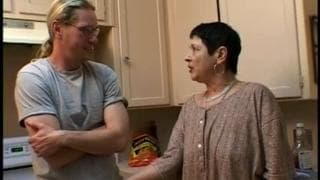 La vieille se fait défoncer par un jeune