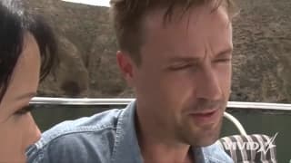 Megan Rain baise pendant un voyage sur un voilier