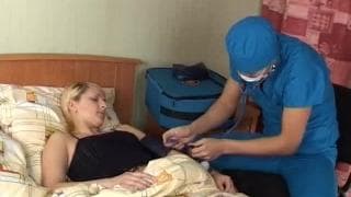 Une consultation qui finit bien pour la blonde