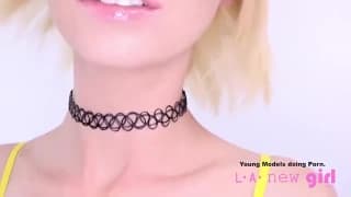 Un shooting pour une blonde au corps parfait