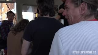 La serveuse se fait baiser en marge du festival