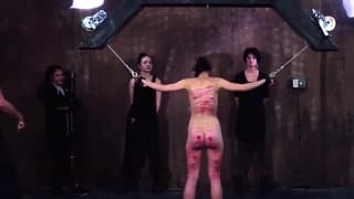 Une brune se prend des coup de fouet en mode SM