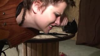 Brune se fait soumettre violament par deux mecs