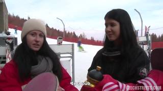 Czech streets-La chaleur du sexe les réchauffe