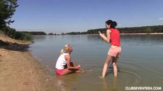 Deux magnifiques teen se font des caresses