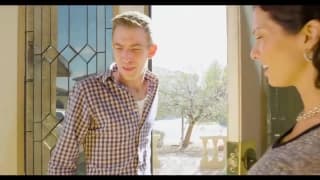 Baise mémorable pour les deux sur le canapé