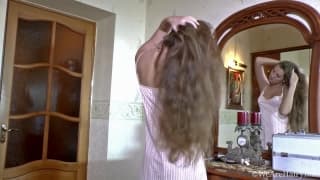 Une blonde mince avec une chatte poilue aime jouer