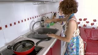 Sasha Pink frottant sa chatte serrée et poilue