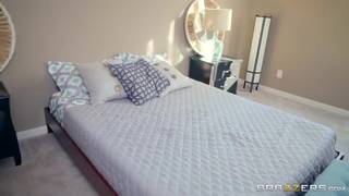 Sa copine et sa colocataire pour sa bite dur