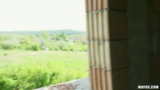 Maman offre ses gros seins et son expérience