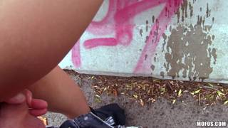 Il paye une coquine pour niquer avec...