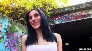 La brune qui accepte de baiser pour de l'argent