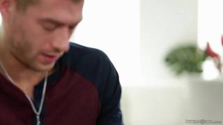 La mère prend soin de son beau-fils Blowjob