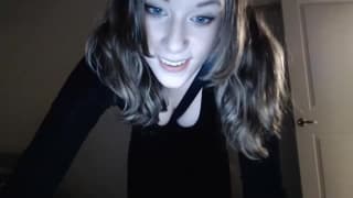 Anya69 est une femme qui aime bien les sextoys